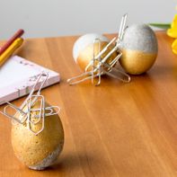 Uova in cemento con forza di attrazione