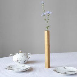 LIV-34, Magnetische vaas eiken, eikenhouten vaas, houdt magnetisch aan metalen plaatje, in cadeauverpakking